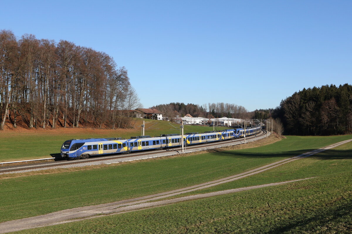 430 010 und 430 026 aus Freilassing kommend am 18. Dezember 2023 bei Axdorf.