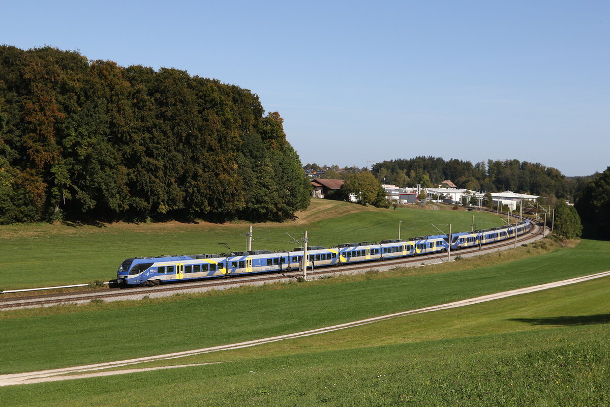 430 010 und 430 027 aus Salzburg kommend am 1. Oktober 2023 bei Axdorf im Chiemgau.