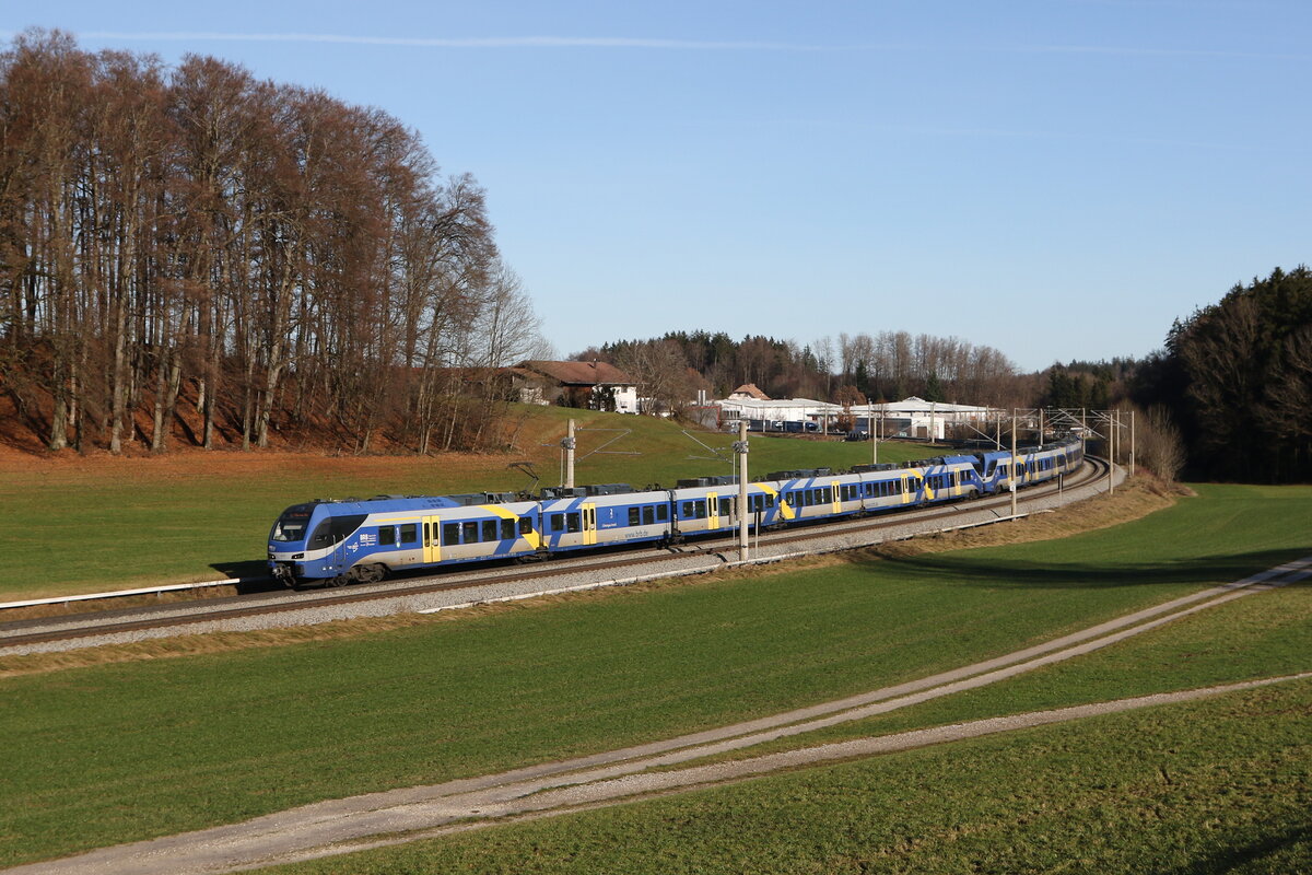 430 013 und 430 020 waren am 17. Dezember 2023 bei Axdorf im Chiemgau auf dem Weg nach Mnchen.