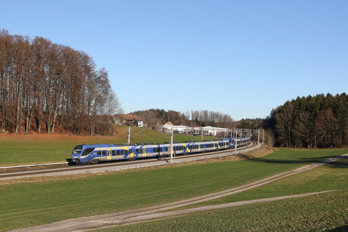 430 013 aus Freilassing kommend am 18. Dezember 2023 bei Axdorf im Chiemgau.