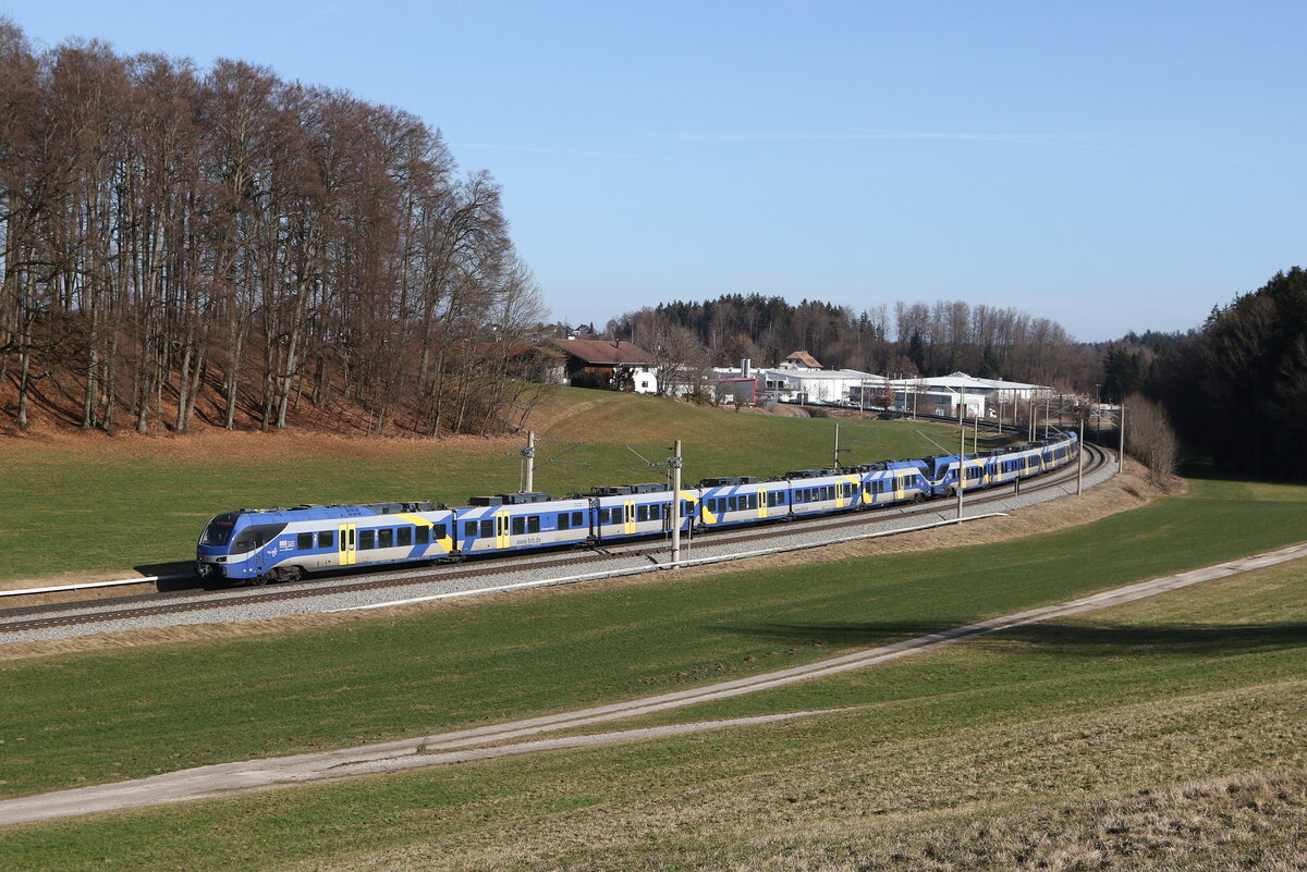 430 018 und 430 019 aus Salzburg kommend am 5. Februar 2024 bei Axdorf.