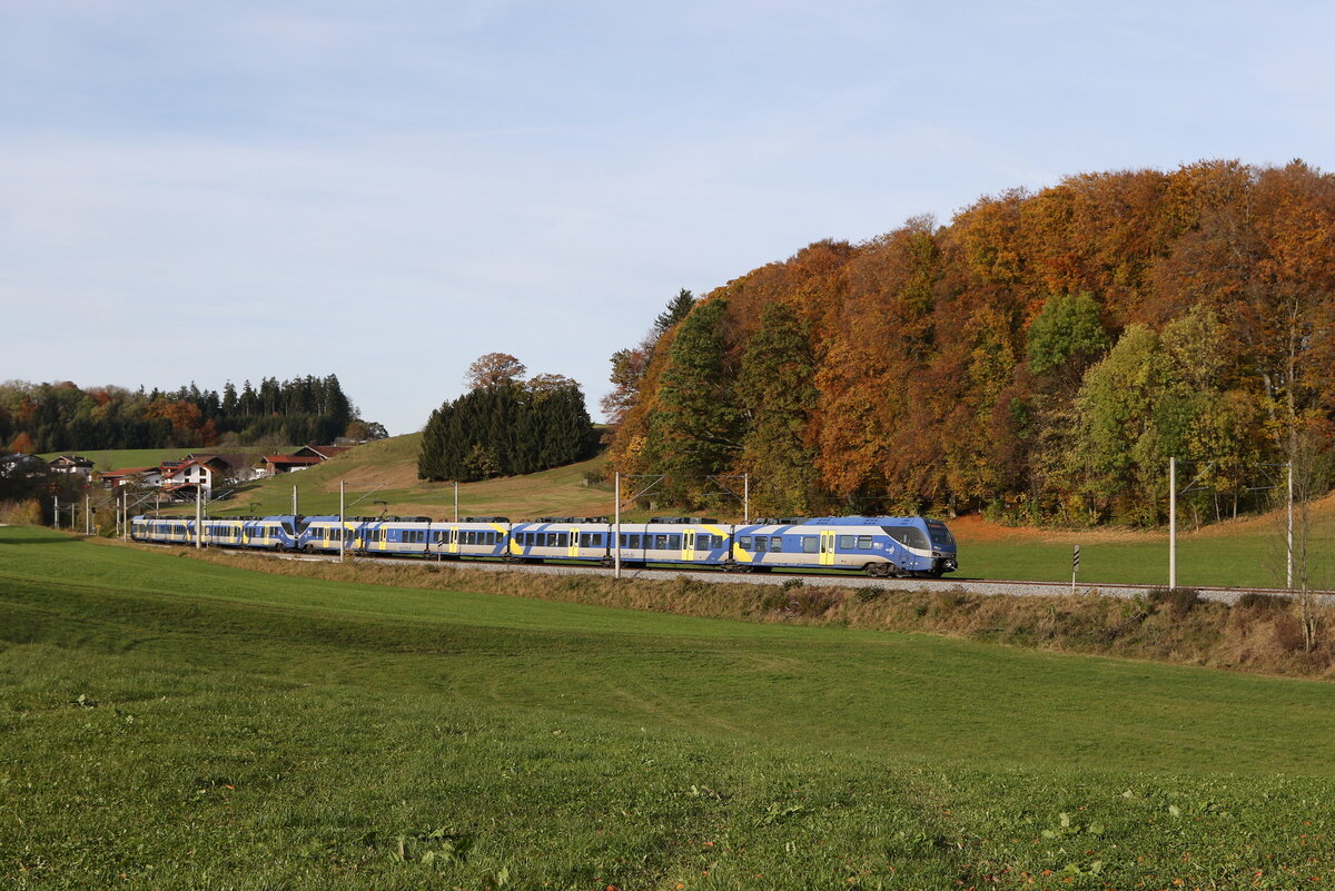 430 022 auf dem Weg nach Freilassing am 9. November 2023 bei Axdorf.