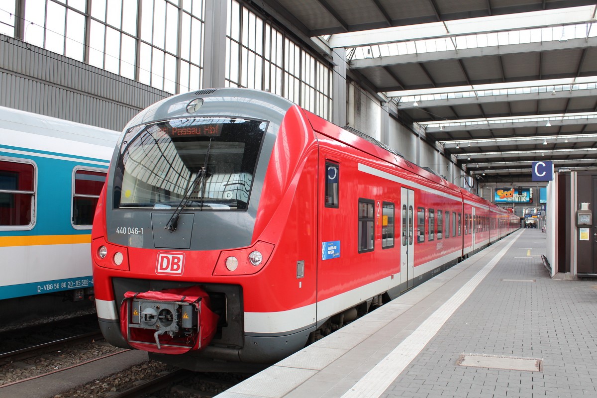 440 046-1 stand am 9. April 2012 abfahrbereit nach Passau im Mnchner Hauptbahnhof.