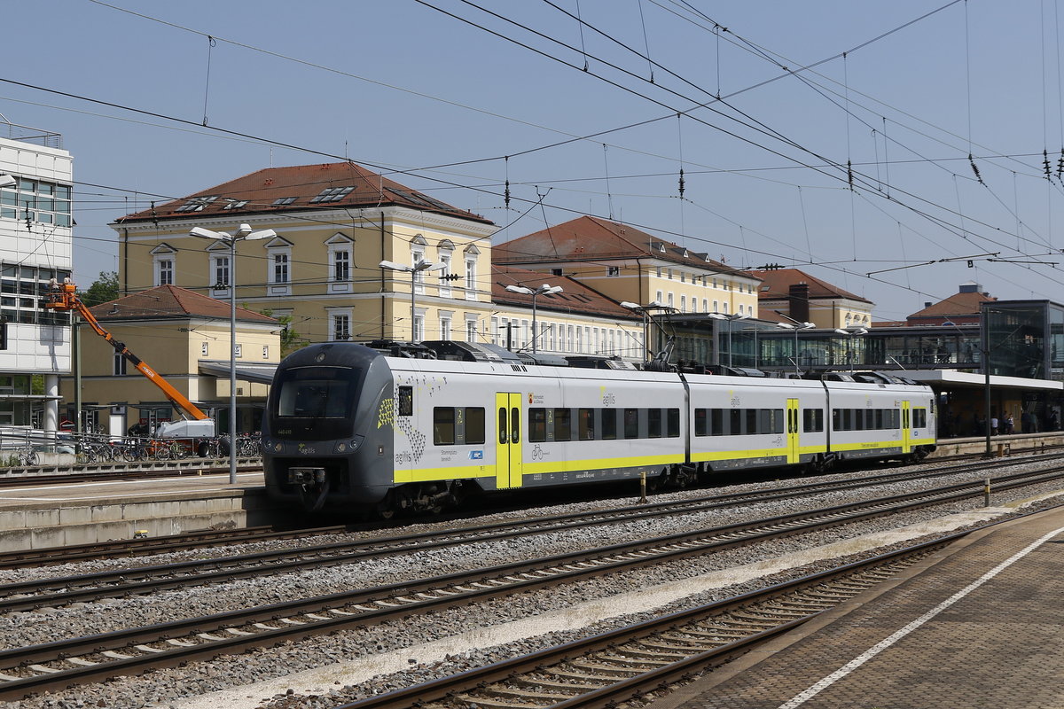 440 110 bei der Ausfahrt aus dem  Regensburger Hauptbahnhof  am 19. Mai 2017.