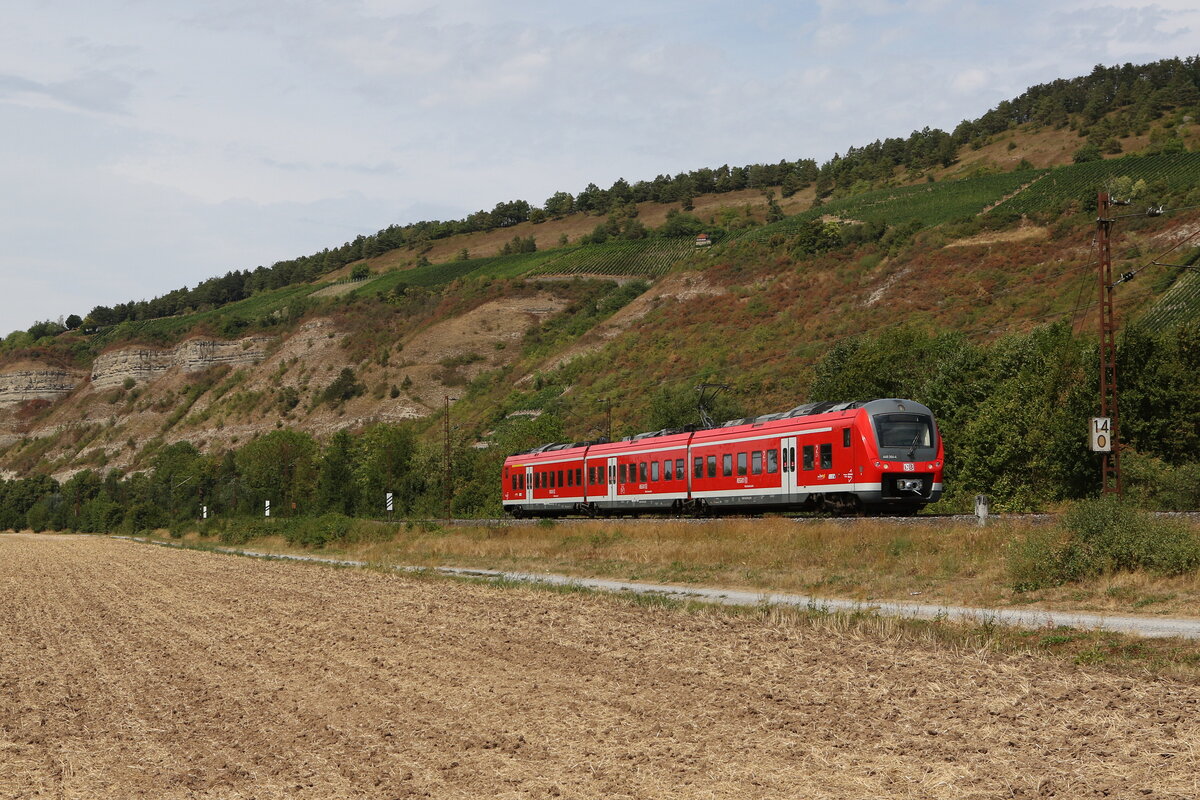 440 304 auf dem Weg nach Wrzburg am 5. August 2022 bei Thngersheim.
