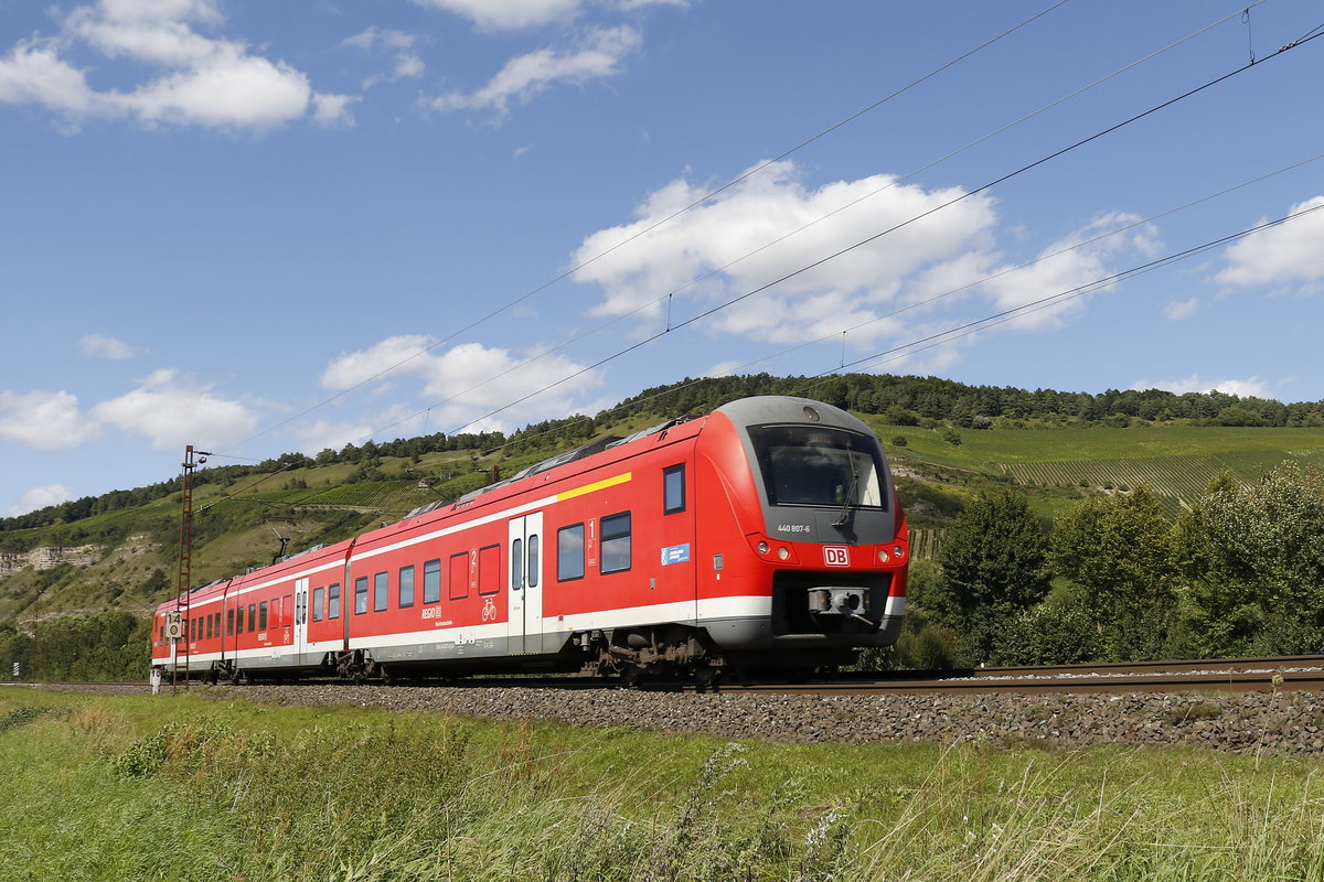 440 807-6 auf dem Weg nach Wrzburg. Aufgenommen am 19. August 2017 bei Thngersheim im Maintal.