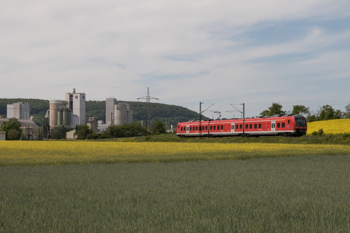 440 xxx ist am 14. Mai 2015 bei Karlstadt am Main in Richtung Wrzburg unterwegs.