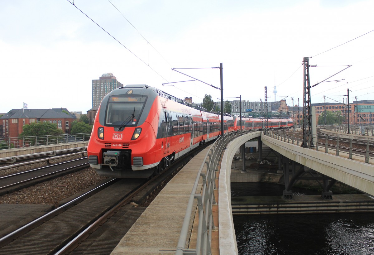 442 136 fhrt am 1. Juni 2013 in den Berliner Hauptbahnhof ein.