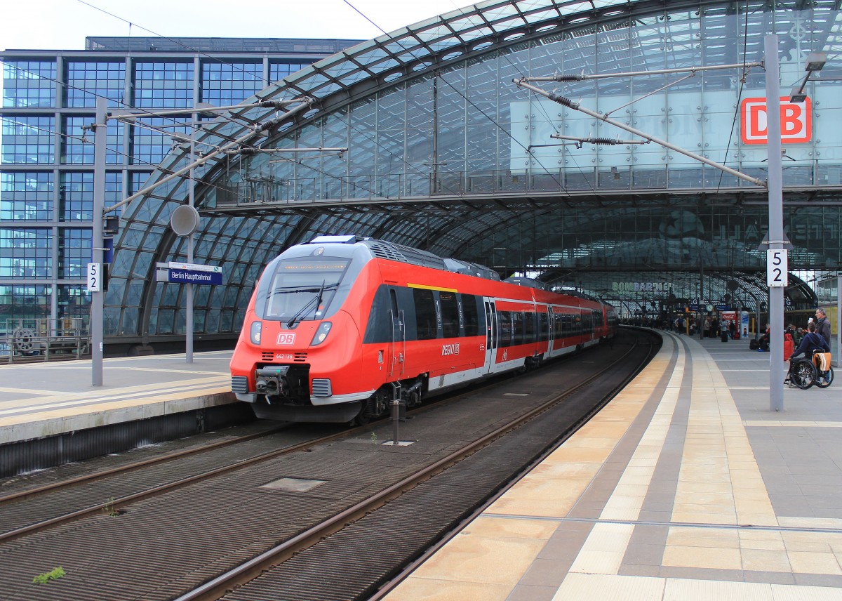 442 138 bei der Ausfahrt aus dem Berliner Hauptbahnhof am 1. Juni 2013.