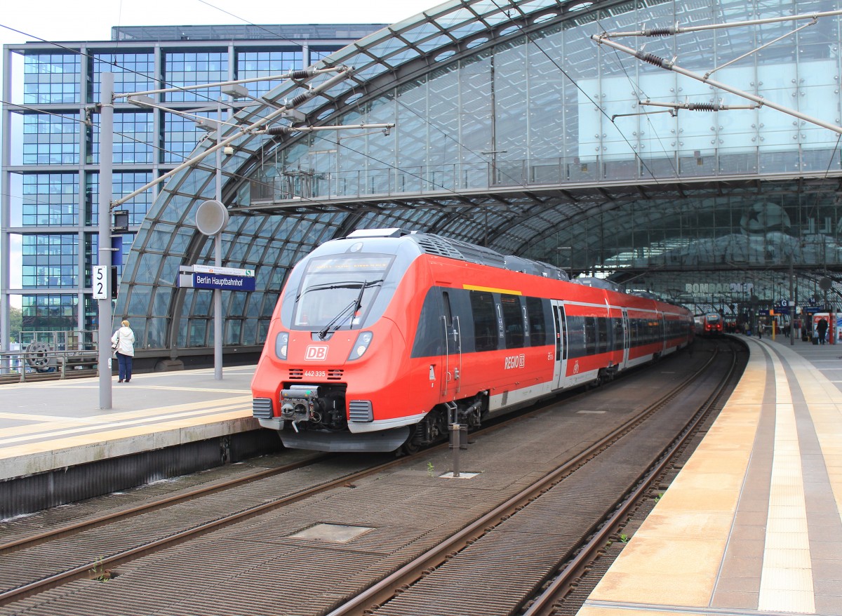 442 335 stand am 1. Juni 2013 abfahrbereit im Berliner Hauptbahnhof.