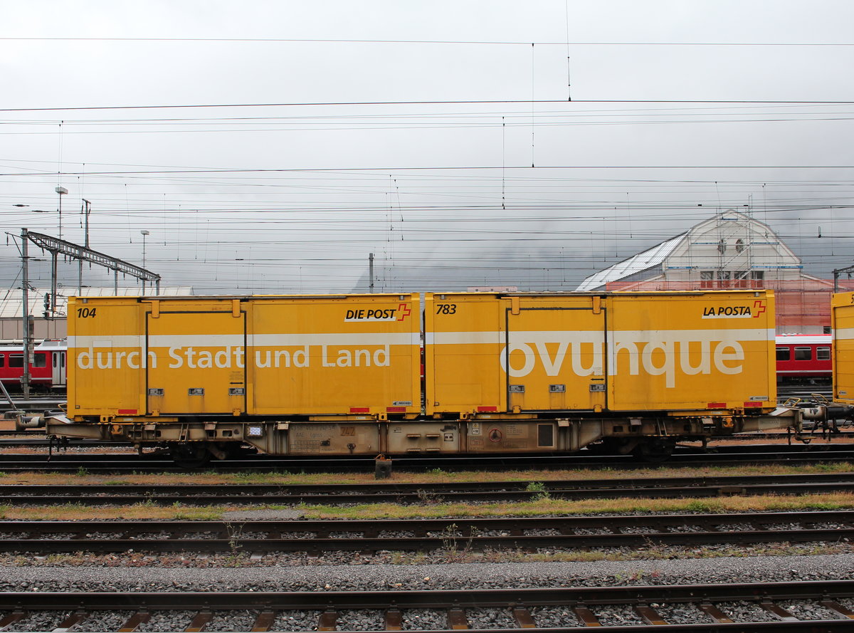 4433 242-5 (Lgnss) mit einem Postcontainer am 23. Mai 2016 im Bahnhof von Landquart.