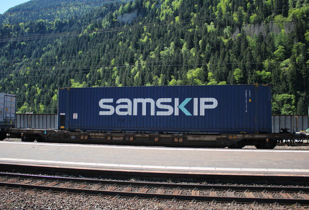 4526 100-4 (Sdgnss) mit einem  SAMSKIP-Container  am 24. Mai 2016 in Faido.