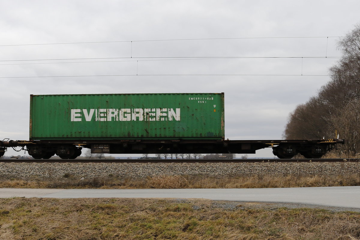 4530 140 (Sgiss) mit einem  EVERGREEN -Container am 28. Dezember 2016 bei bersee.