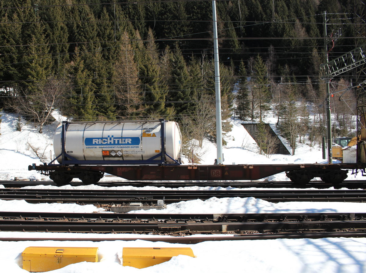 4543 159-6 (Sgns) mit einem Container der Firma  Richter  am 19. Mrz 2016 im Bahnhof  Brenner .