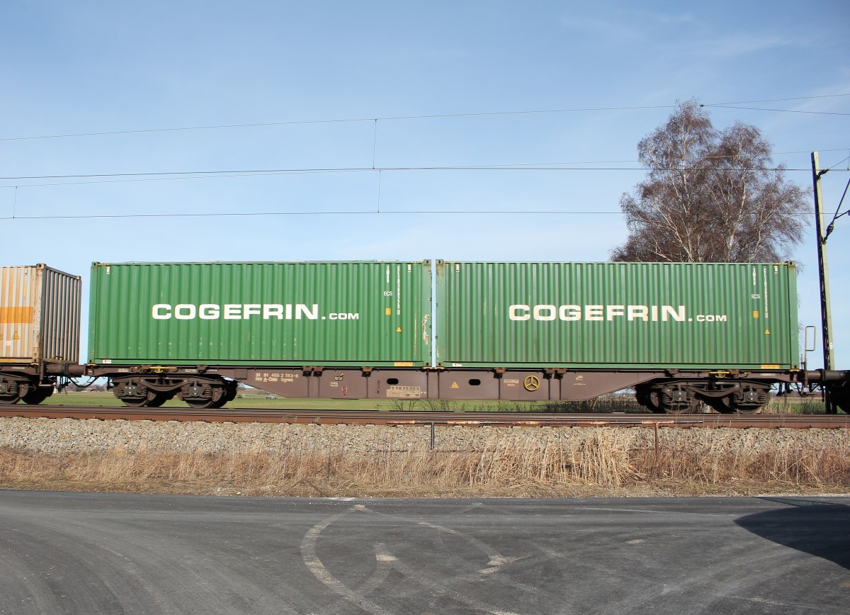 4552 153-6 (Sgnss) mit zwei Containern von  Cogefrin  am 6. Februar 2016 bei bersee.
