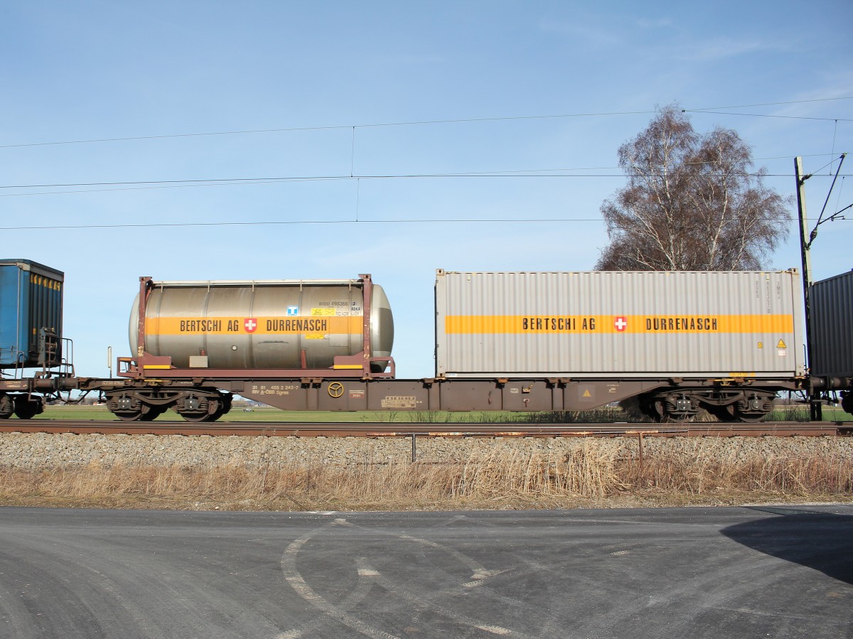4552 242-7 (Sgnss) mit zwei  Bertschi -Containern am 6. Februar 2016 bei bersee am Chiemsee.