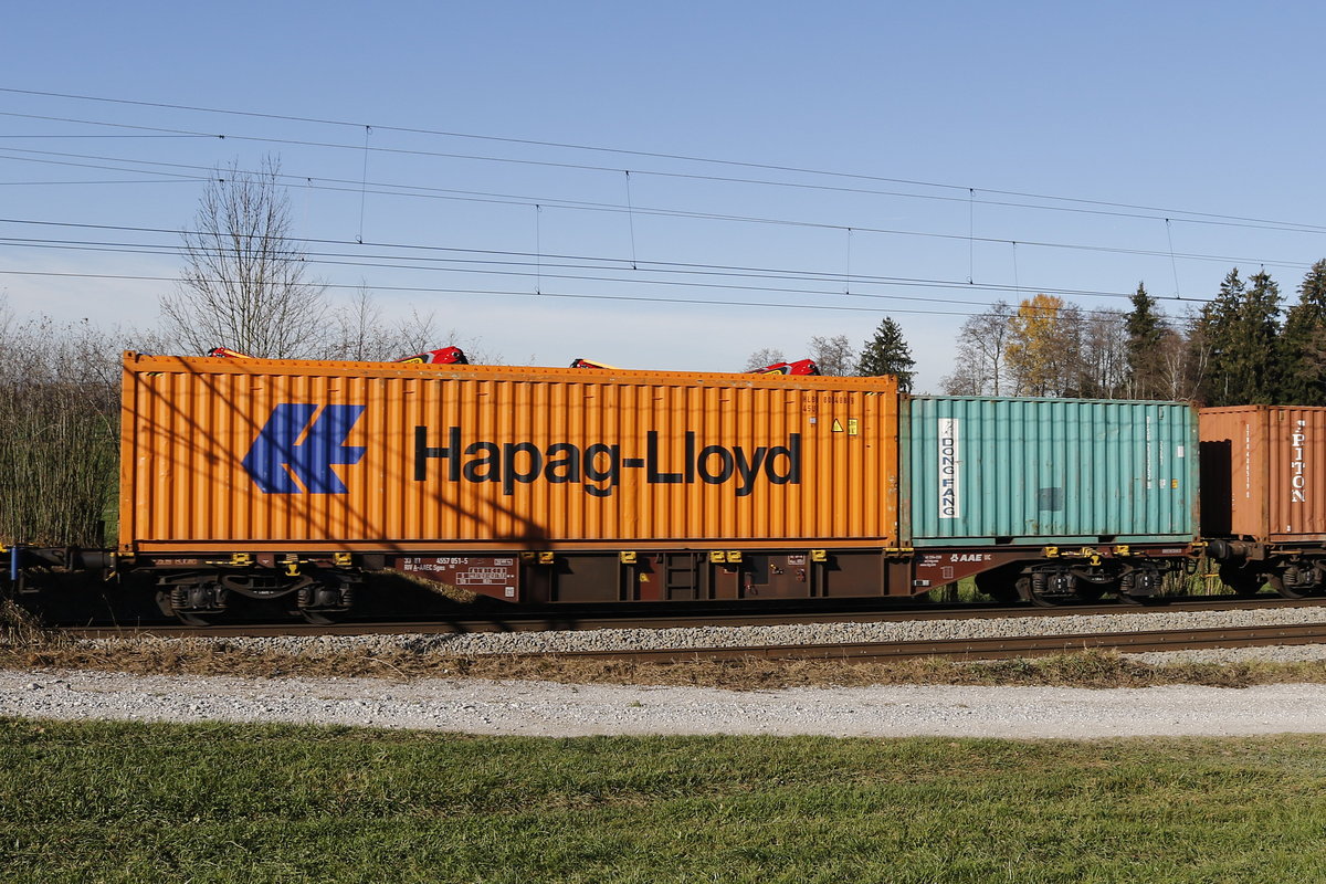 4557 051 (Sgns) mit einem  Hapag Lloyd-Container  am 10. November 2018 bei Grabensttt.