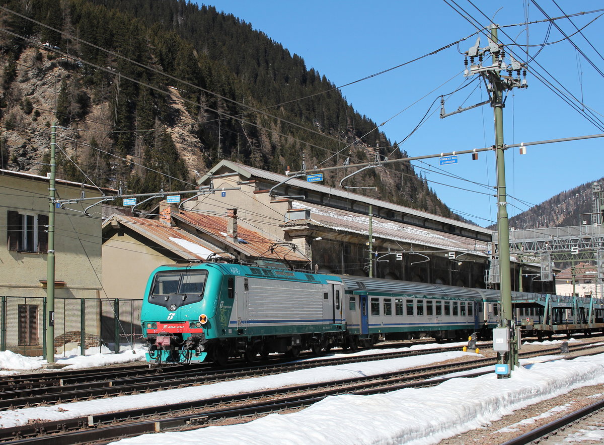 46 310 verlsst am 19. Mrz 2016 den Bahnhof  Brenner  in Richtung Bozen.