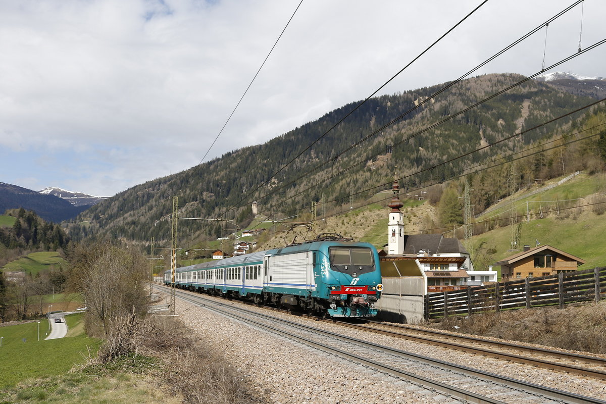 464 041 kam am 7. April 2017 mit einem Regionalzug bei Novale vor die Kamera.