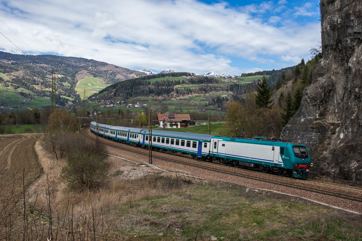464 448 mit einem Regionalzug am 7. April 2017 kurz nach Sterzing.