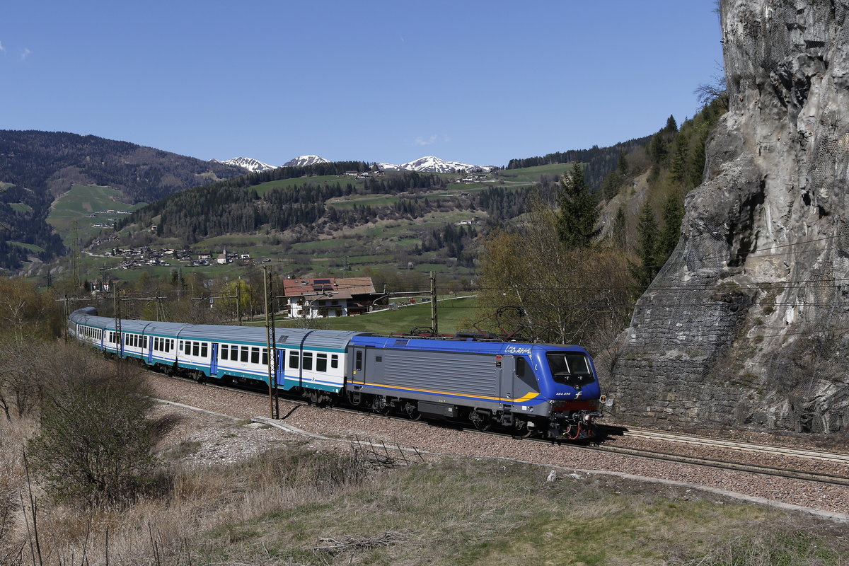 464 696 mit einem Regionalzug vom Brenner kommend am 8. April 2017 bei Sterzing.