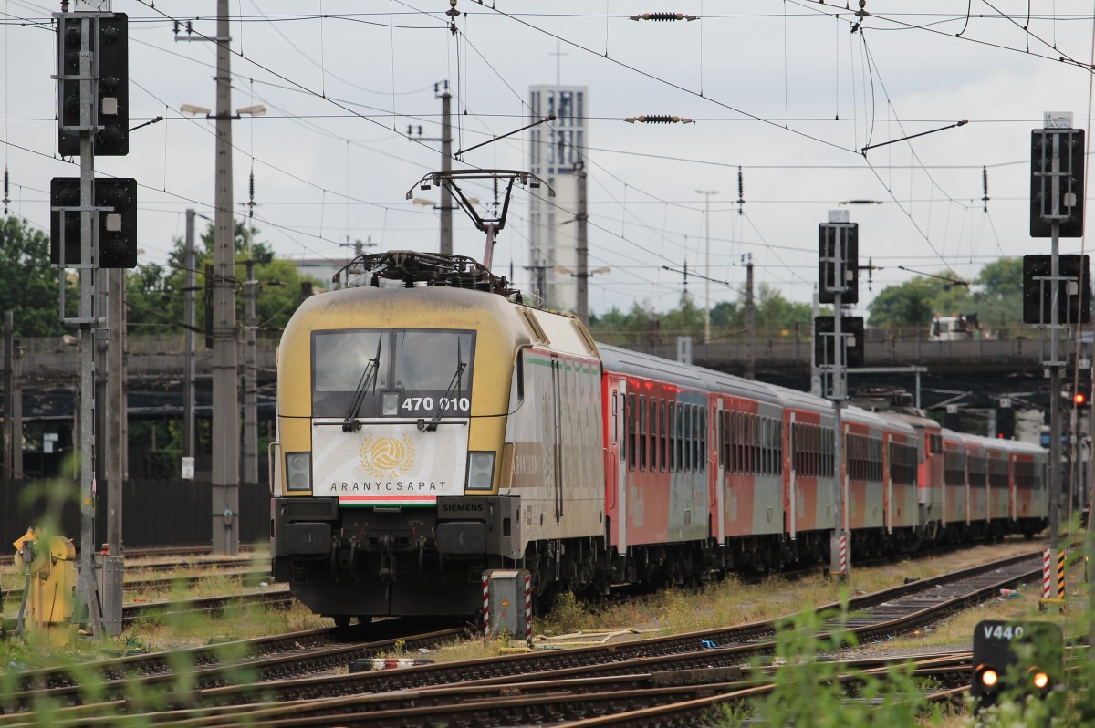 470 010 am 30. Mai 2014 bei der Einfahrt in den Bahnhof von Linz.