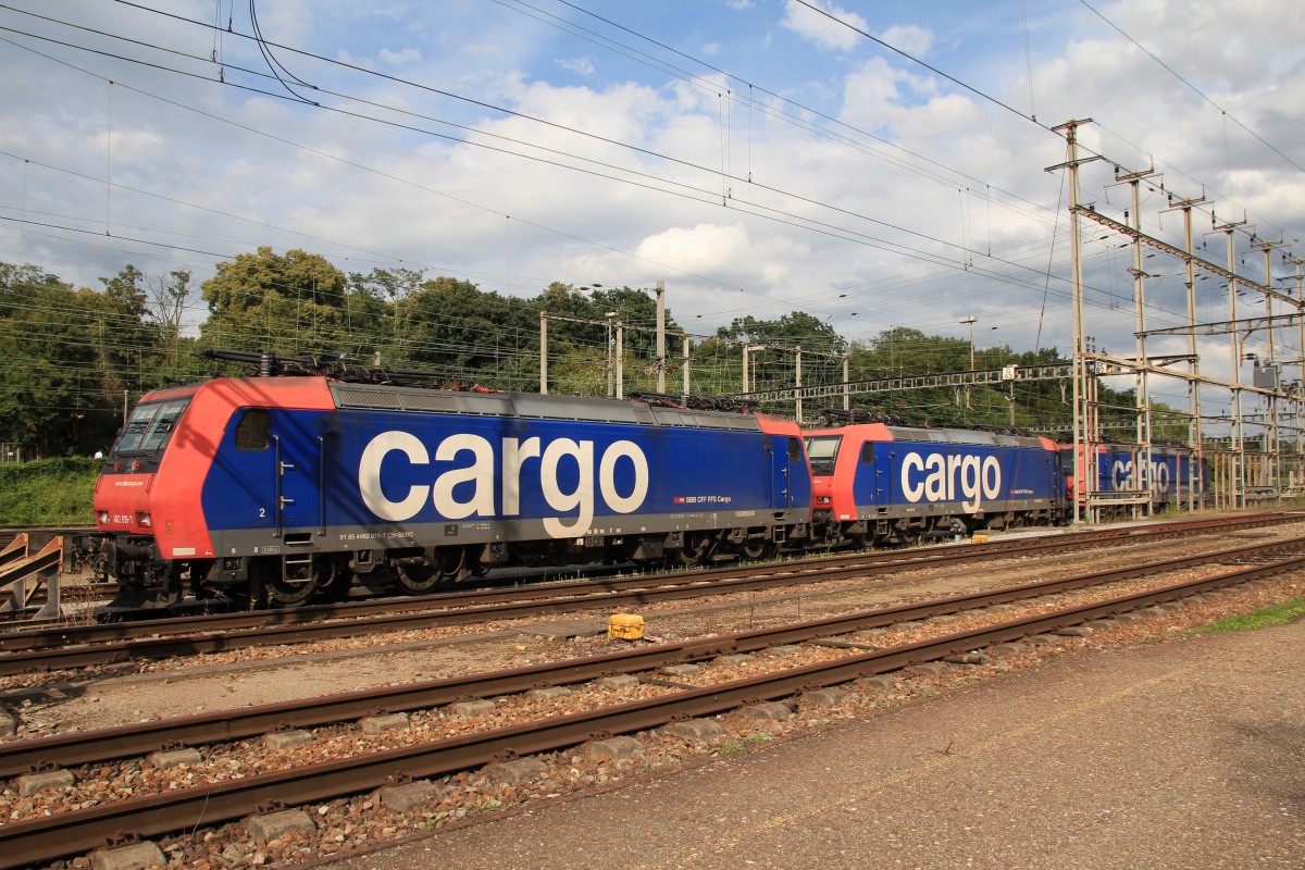 482 019-7 mit zwei weiteren Lokomotiven der BR 482 am 20. August 2014 im Bahnhof von Muttenz.