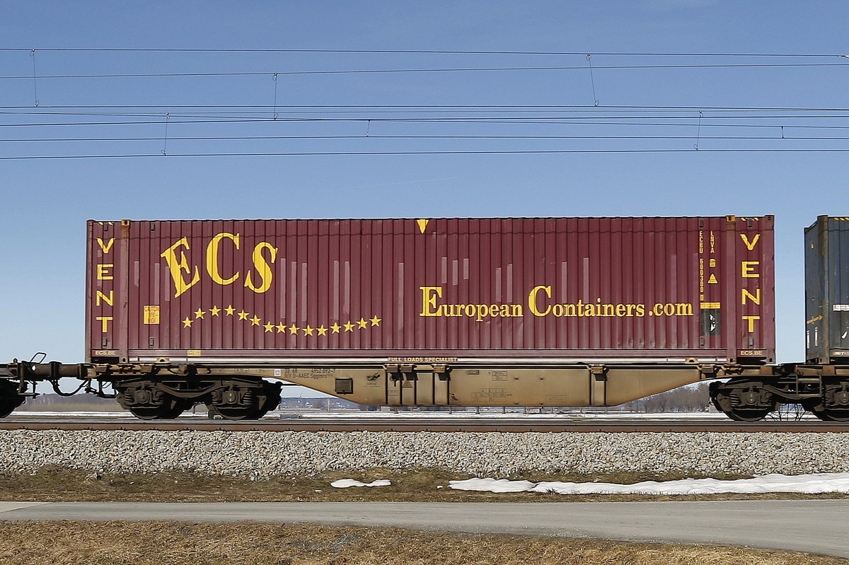 4952 092 (Sggmrs) mit einem Container von  European Containers  am 16. Februar 2019 bei bersee.