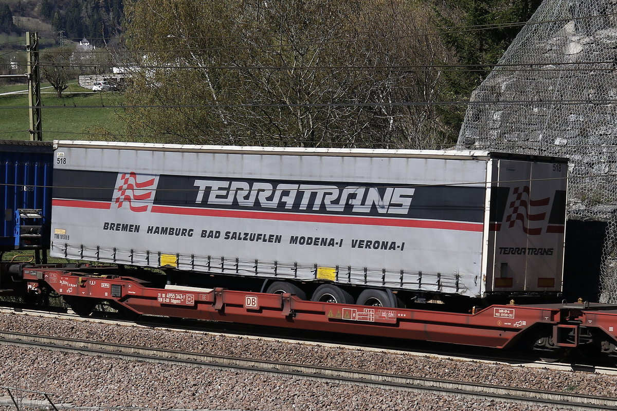 4955 343-7 (Sdggmrss) mit einem  Terratrans -Auflieger am 8. April 2017 bei Sterzing/Sdtirol.
