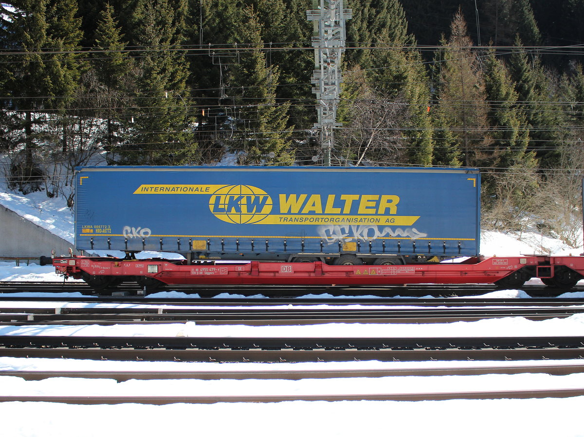 4955 479-1 (Sdggmrs)mit einem  Walter -Auflieger am 19.März 2016 im Bahnhof  Brenner .