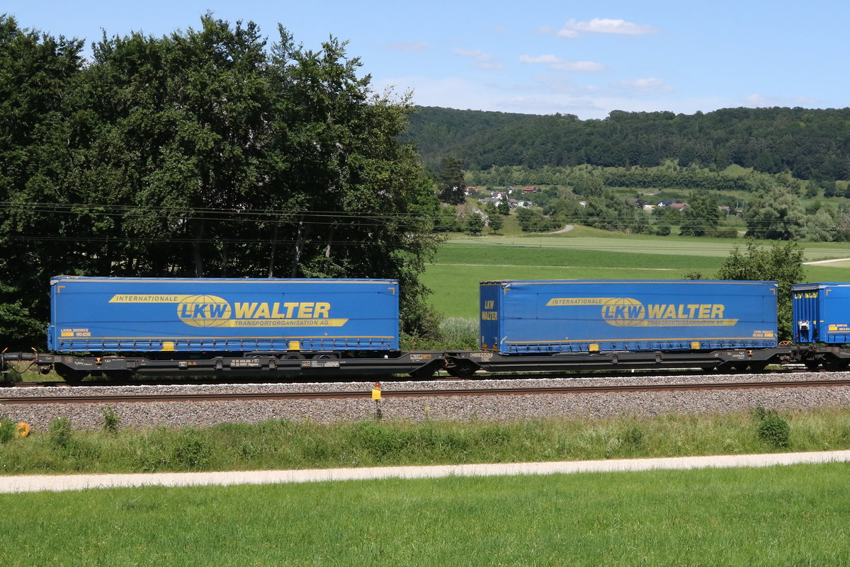 4956 (Sdggmrss) mit zwei  Walter-Aufliegern  am 24. Juni 2020 bei Dollnstein im Altmhltal.