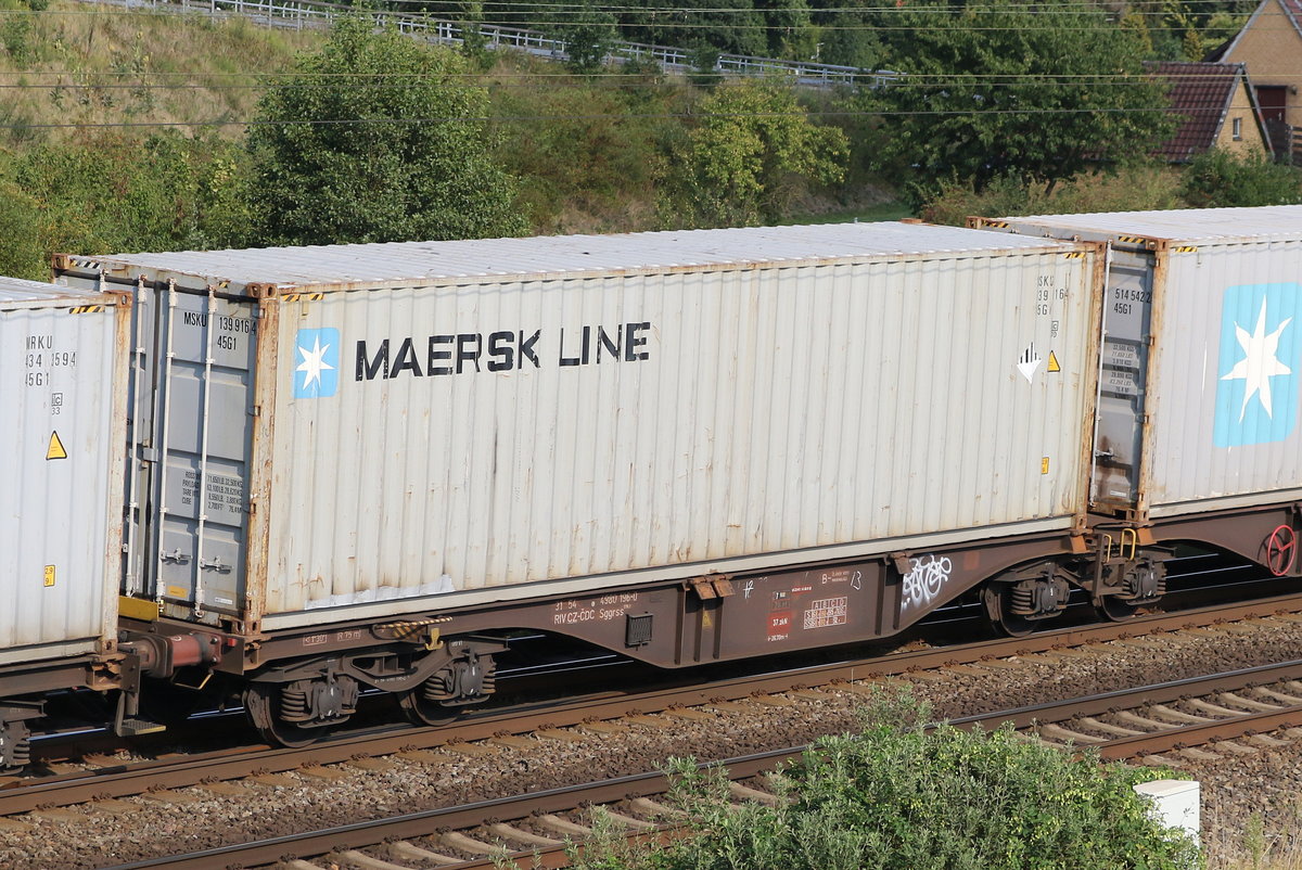 4980 196 (Sggrss) mit einem Container der  MAERSK Line  am 31. August 2019 bei Langwedel.