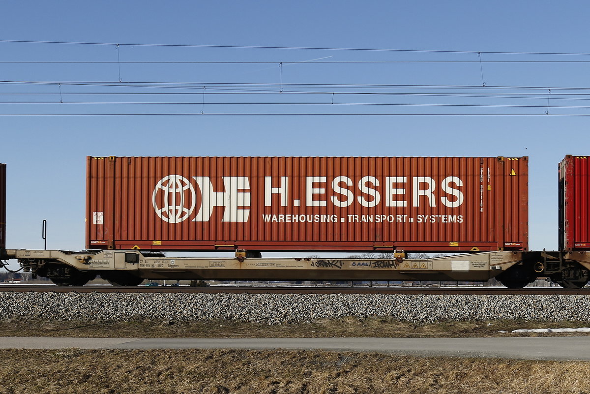 4993 173 (Sdggmrs) mit einem Container der Firma  ESSERS  am 17. Februar 2019 bei bersee.