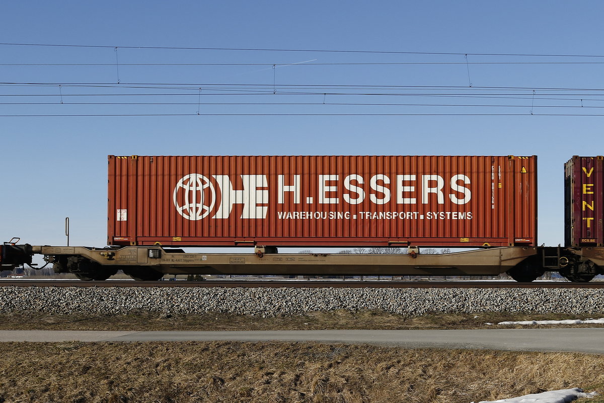 4993 220 (Sdggmrss) mit einem Container der Firma  Essers  am 17. Februar 2019 bei bersee.