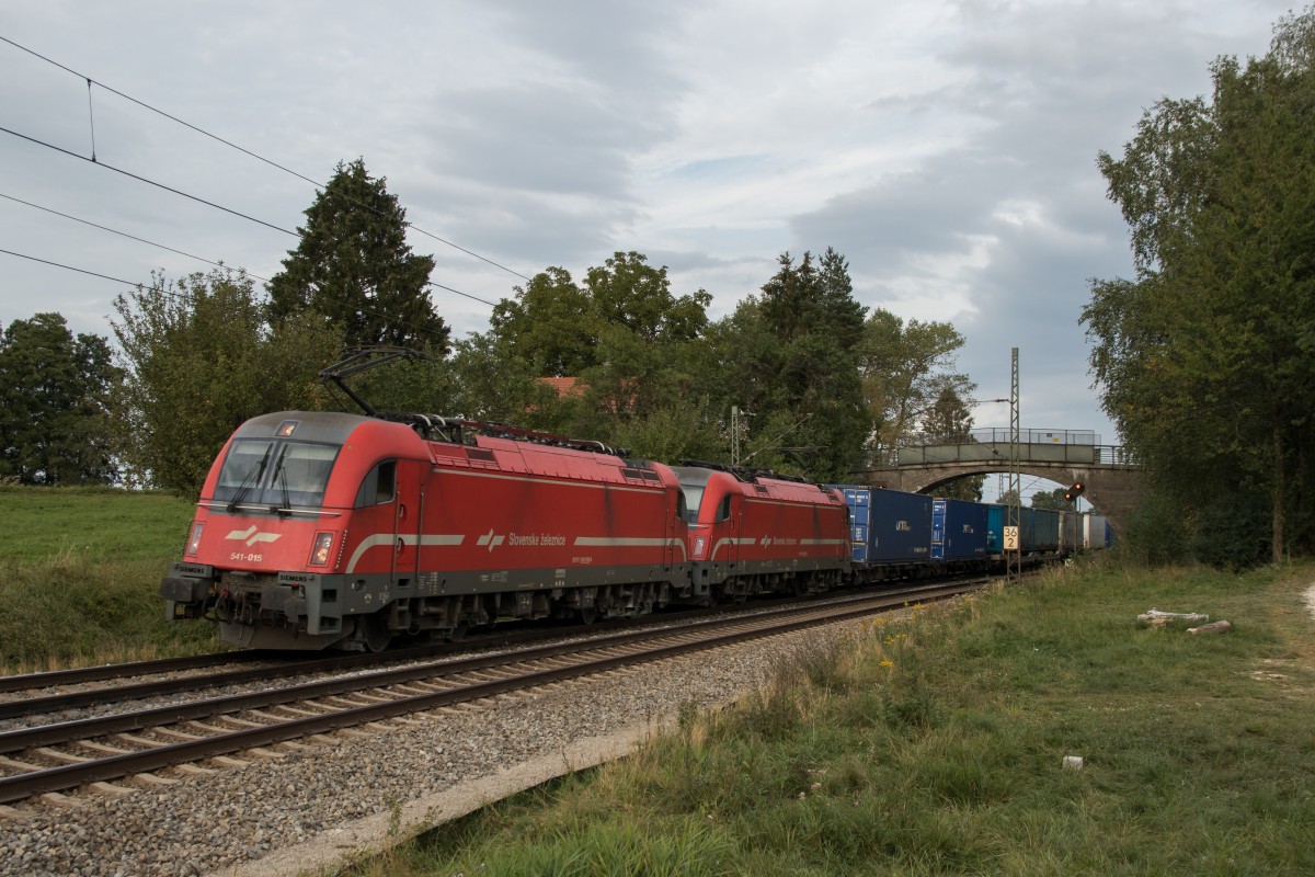 541 015 und 541 017 mit einem Containerzug am 22. September 2015 bei bersee.