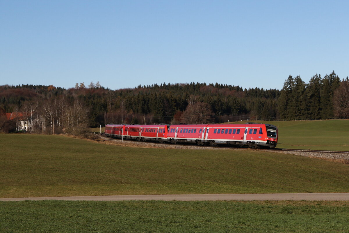 612 583, 612 643 und 612 123 waren auf dem Weg nach Augsburg. Aufgenommen am 21. November 2021 bei  Riedles  in der Nhe von  Aitrang im Allgu.