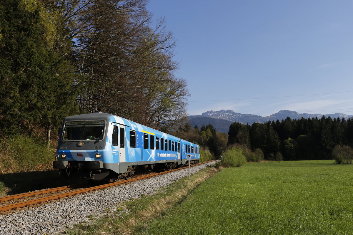628 423-6 war am 12. April 2017 bei Umratshausen auf dem Weg von Aschau nach Prien am Chiemsee.
