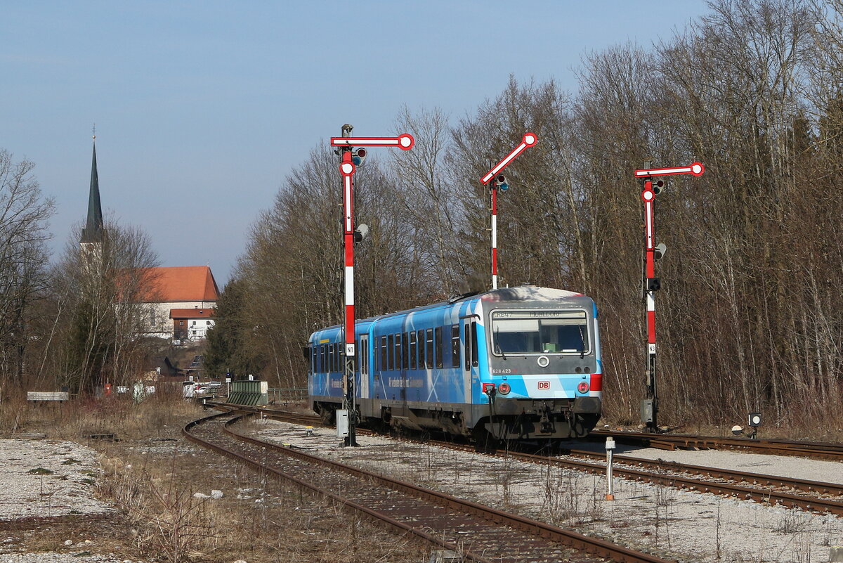 628 423 bei der Ausfahrt aus Hrpolding am 10. Februar 2023.