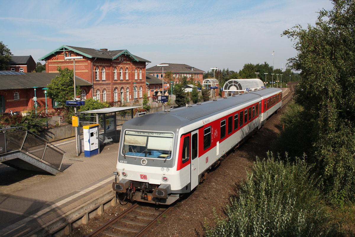 628 503 macht auf dem Weg nach Westerland Halt im Bahnhof von Bredstedt. Aufgenommen am 31. August 2016.