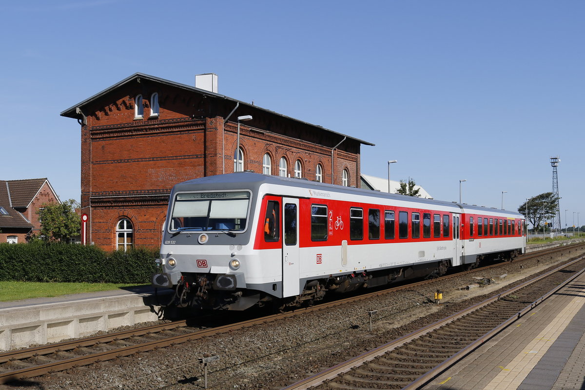 628 532 kurz vor der Abfahrt nach Bredstedt am 14. August 2017 im Bahnhof von Langenhorn.