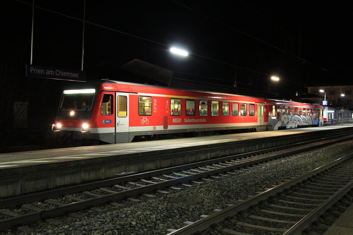 628 565 am Abend des 2. November 2014 im Bahnhof von Prien am Chiemsee.