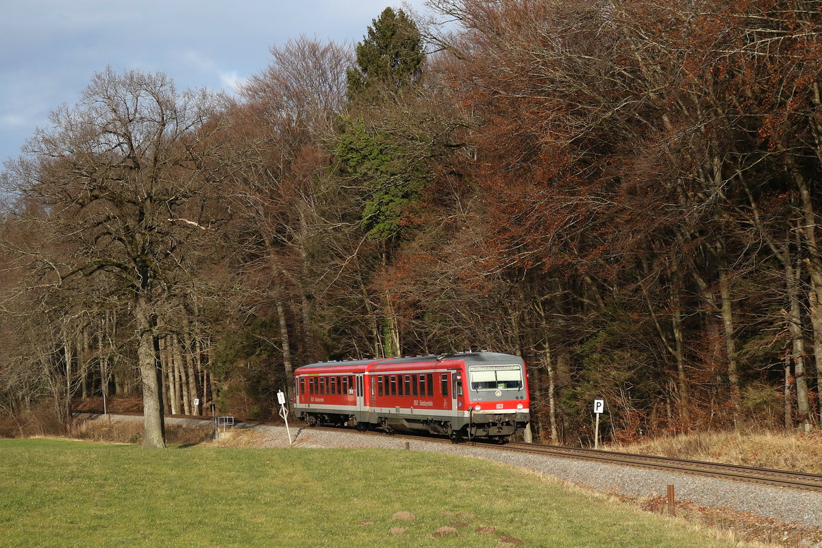 628 585 unterwegs auf der  Chiemgau-Bahn . Aufgenommen am 15. Dezember 2019 bei Umratshausen.