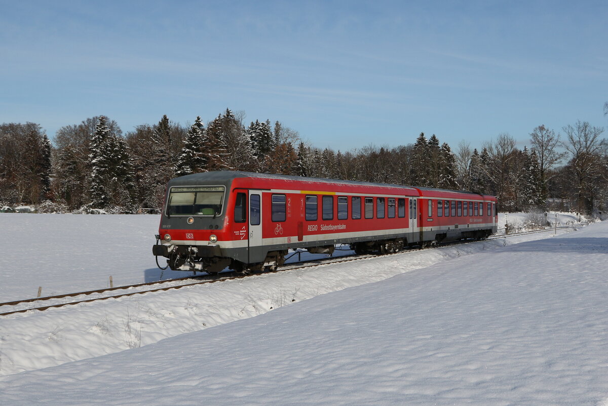 628 678 war am 13. Dezember 2022 auf der  Chiemgau-Bahn  zwischen Prien und Aschau im Einsatz. Aufgenommen kurz vor dem Haltepunkt  Vachendorf .