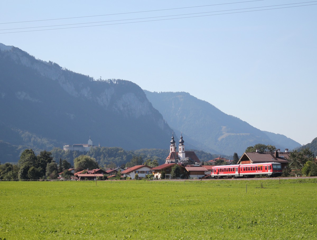628 xxx erreicht in wenigen Augenblicken den Endpunkt der  Chiemgau-Bahn  von Prien nach Aschau. Aufgenommen am 12. September 2015 bei Aschau im Chiemgau.