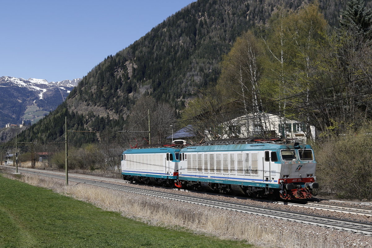652 175 und 652 032 auf dem Weg vom Brenner in den Sden. Aufgenommen am 8. April 2017 bei Freienfeld/Campo di Trens.
