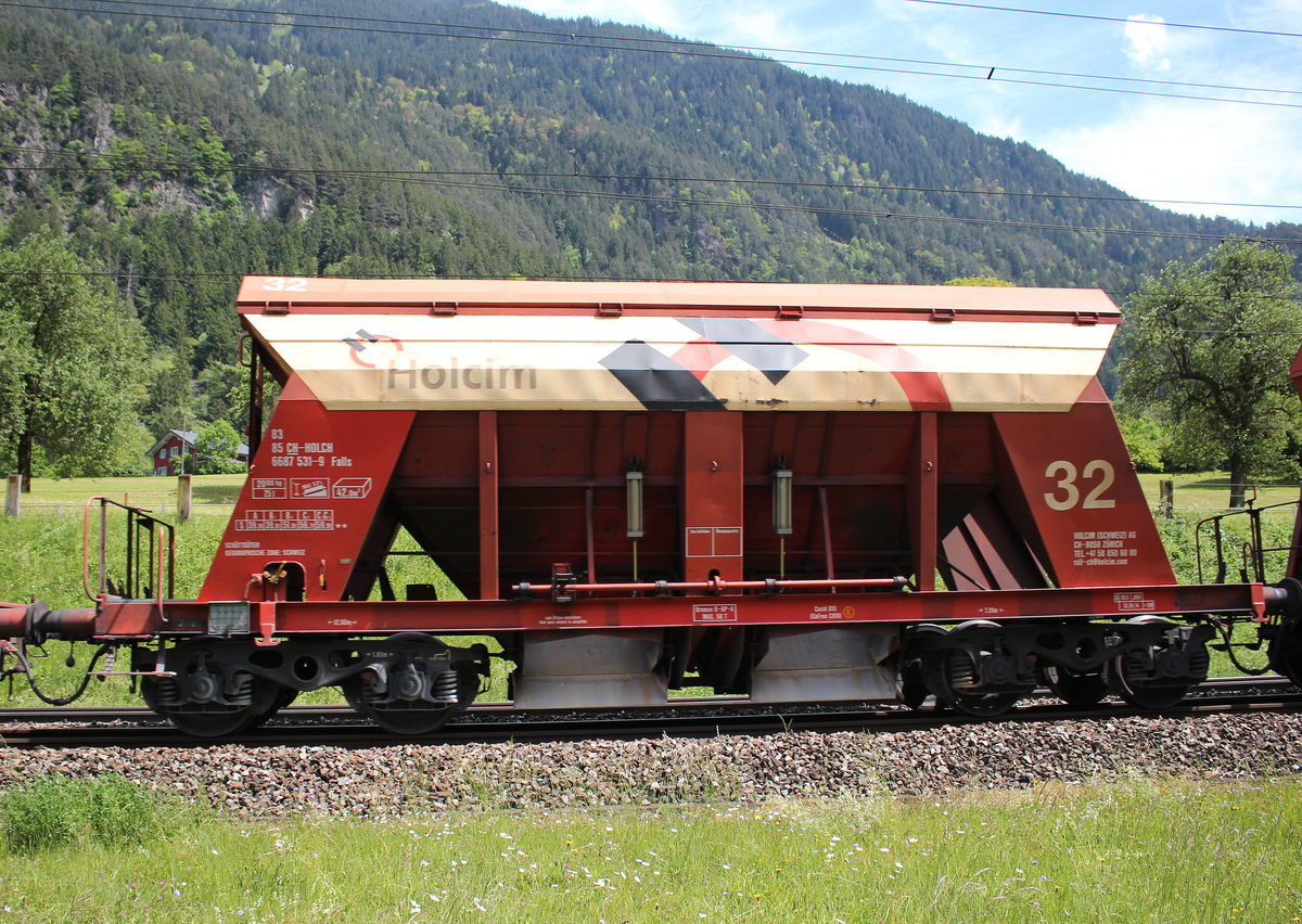 6687 531-9 (Falls) der Firma  HOLCIM AG  am 25. Mai bei Silenen/Schweiz.