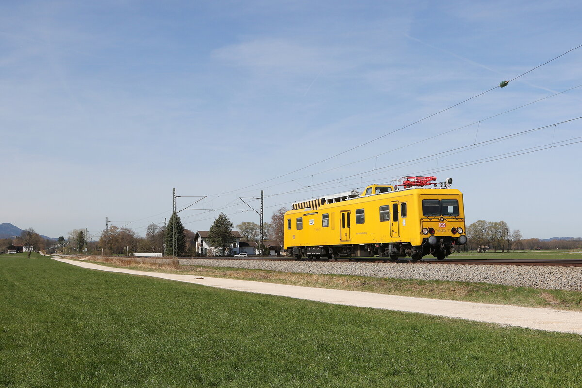 708 303 auf dem Weg nach Freilassing am 12. April 2022 bei bersee am Chiemsee.