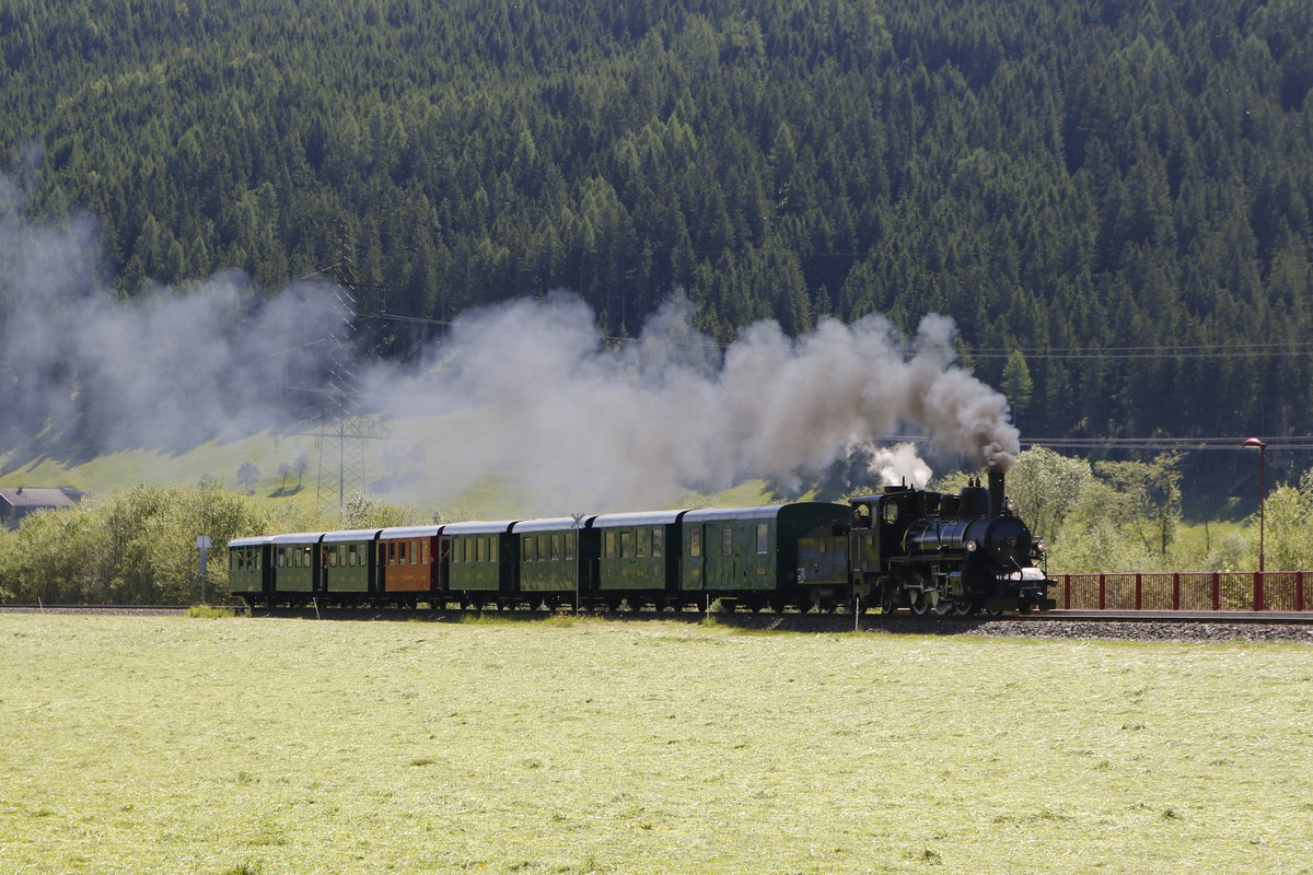 73 109 mit dem  Nostalgie-Dampfzug  der  Pinzgauer Lokalbahn  am 26. Mai 2017 bei Neukirchen.