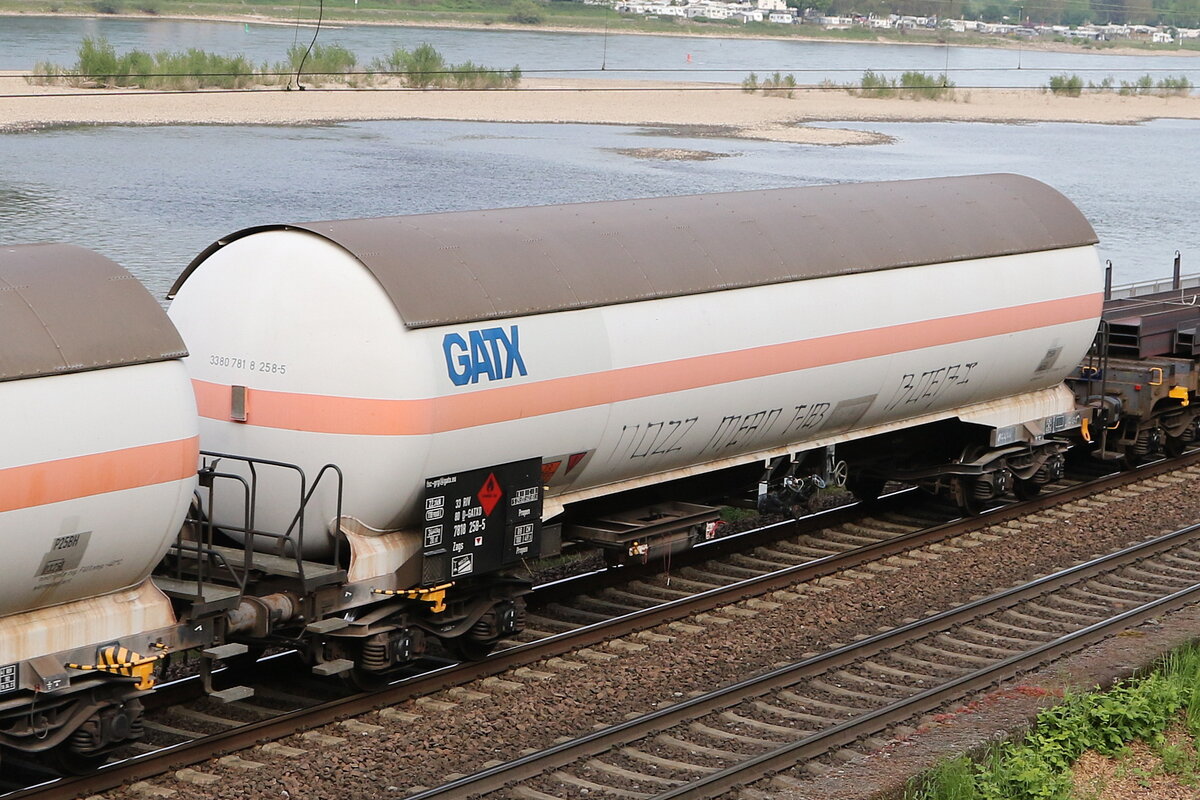 7818 258 (Zags) von  GATX  am 3. Mai 2022 bei Assmannshausen am Rhein.