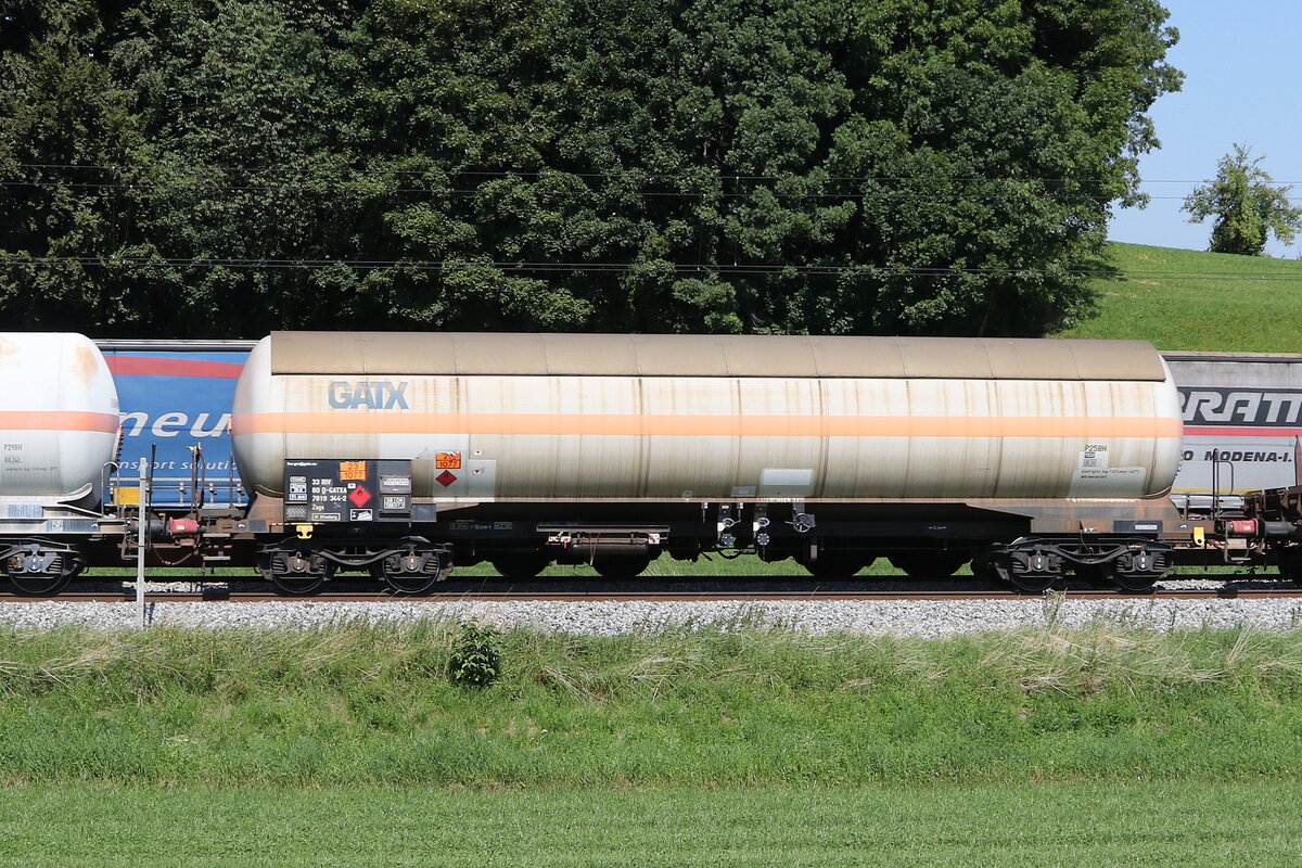 7819 344 (Zags) von  GATX  am 22. August 2023 bei Axdorf.